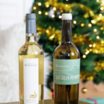 coffret noël de vins sous le sapin "Duo de Blanc" du château Barbanau avec les bougies