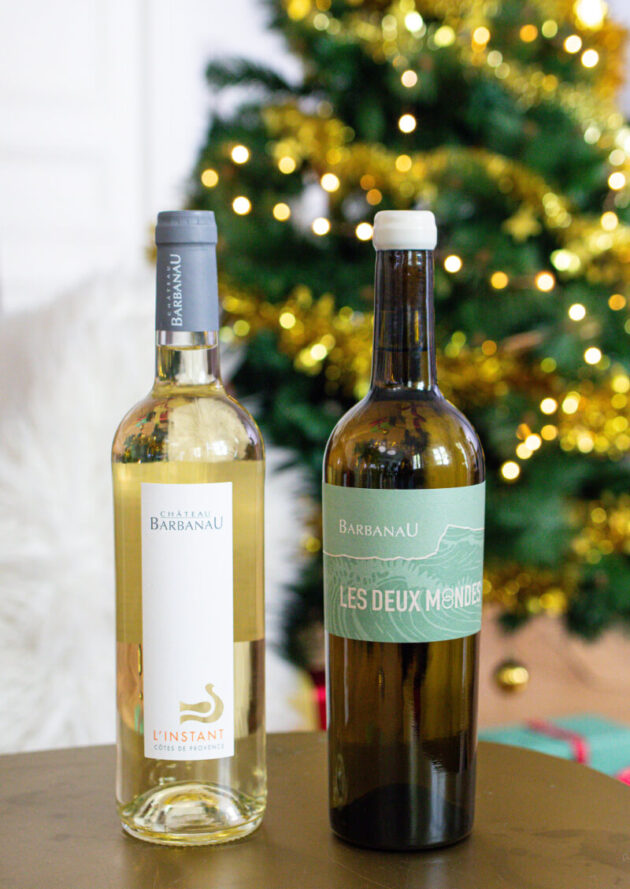 coffret noël de vins sous le sapin "Duo de Blanc" du château Barbanau avec les bougies