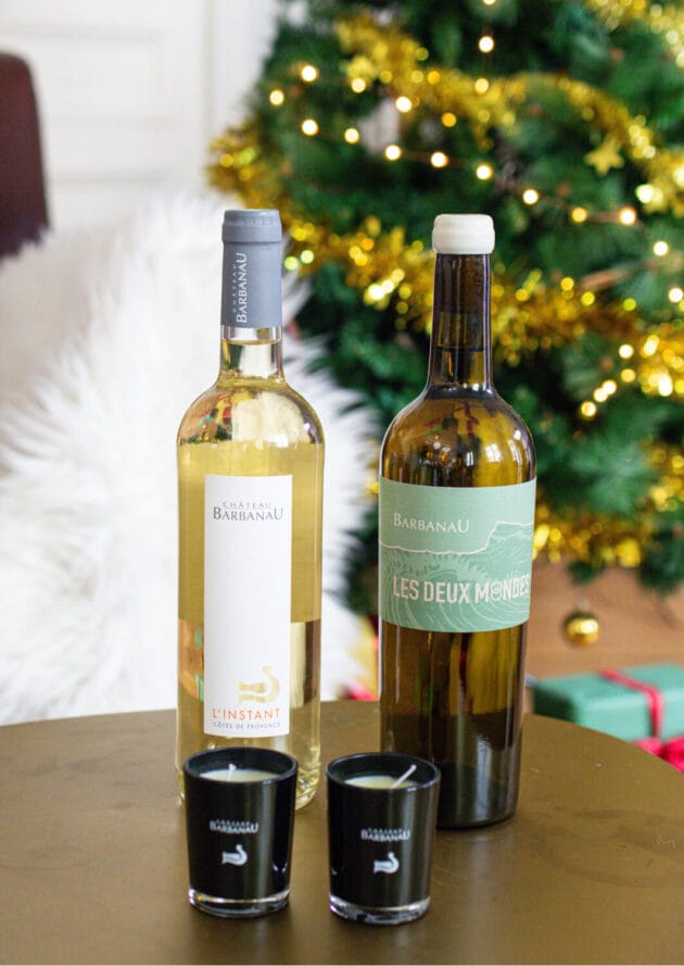 coffret noël de vins sous le sapin "Duo de Blanc" du château Barbanau avec les bougies