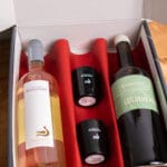coffret noël de vins sous le sapin "Duo de Blanc" du château Barbanau avec les bougies
