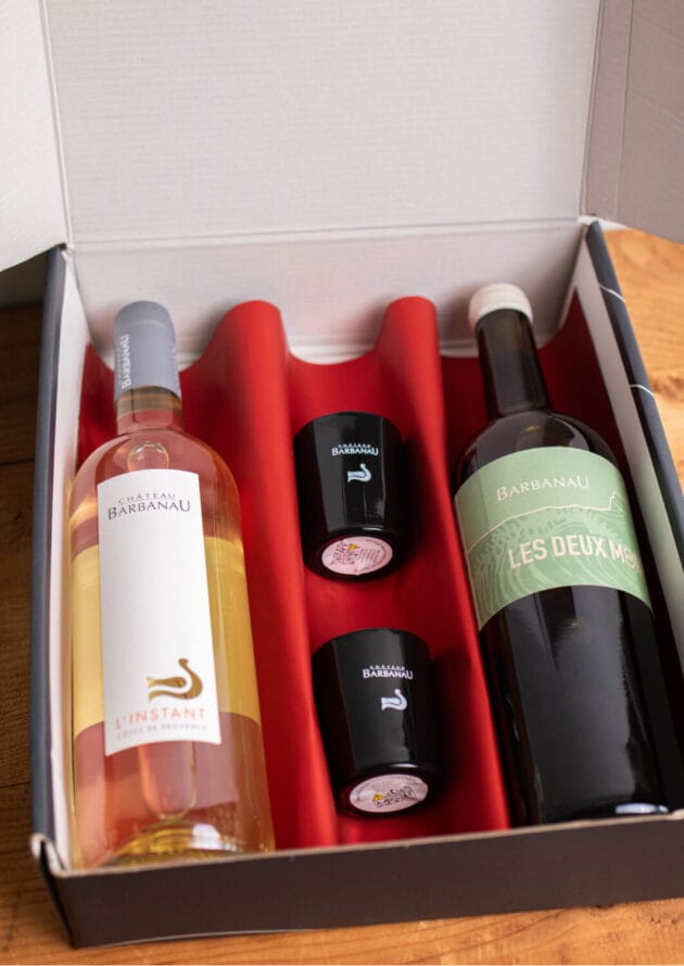 coffret noël de vins sous le sapin "Duo de Blanc" du château Barbanau avec les bougies