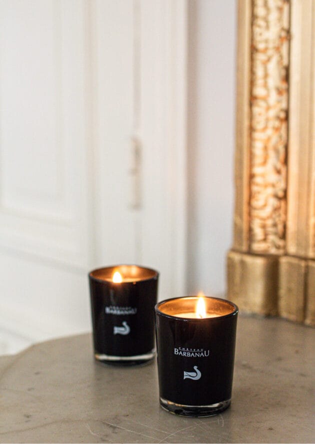 coffret noël de vins sous le sapin "Duo de Blanc" du château Barbanau avec les bougies