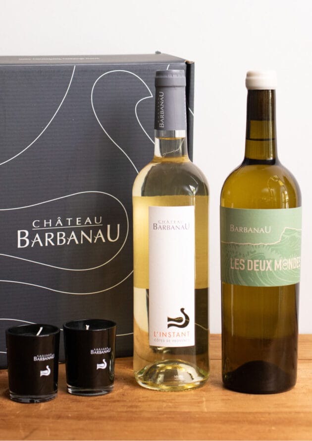 coffret noël de vins sous le sapin "Duo de Blanc" du château Barbanau avec les bougies