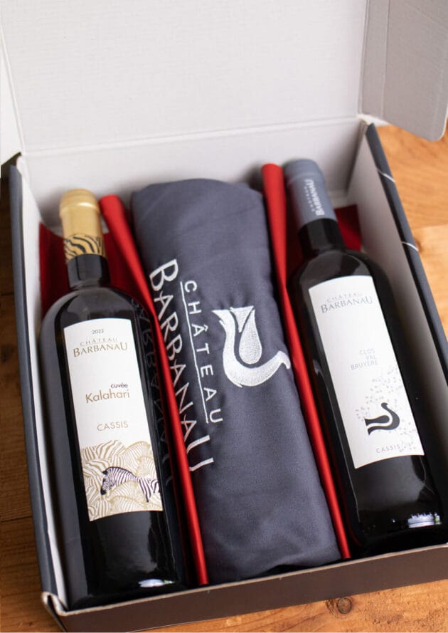 coffret noël de vins sous le sapin "Duo de Cassis" du château Barbanau avec son tablier